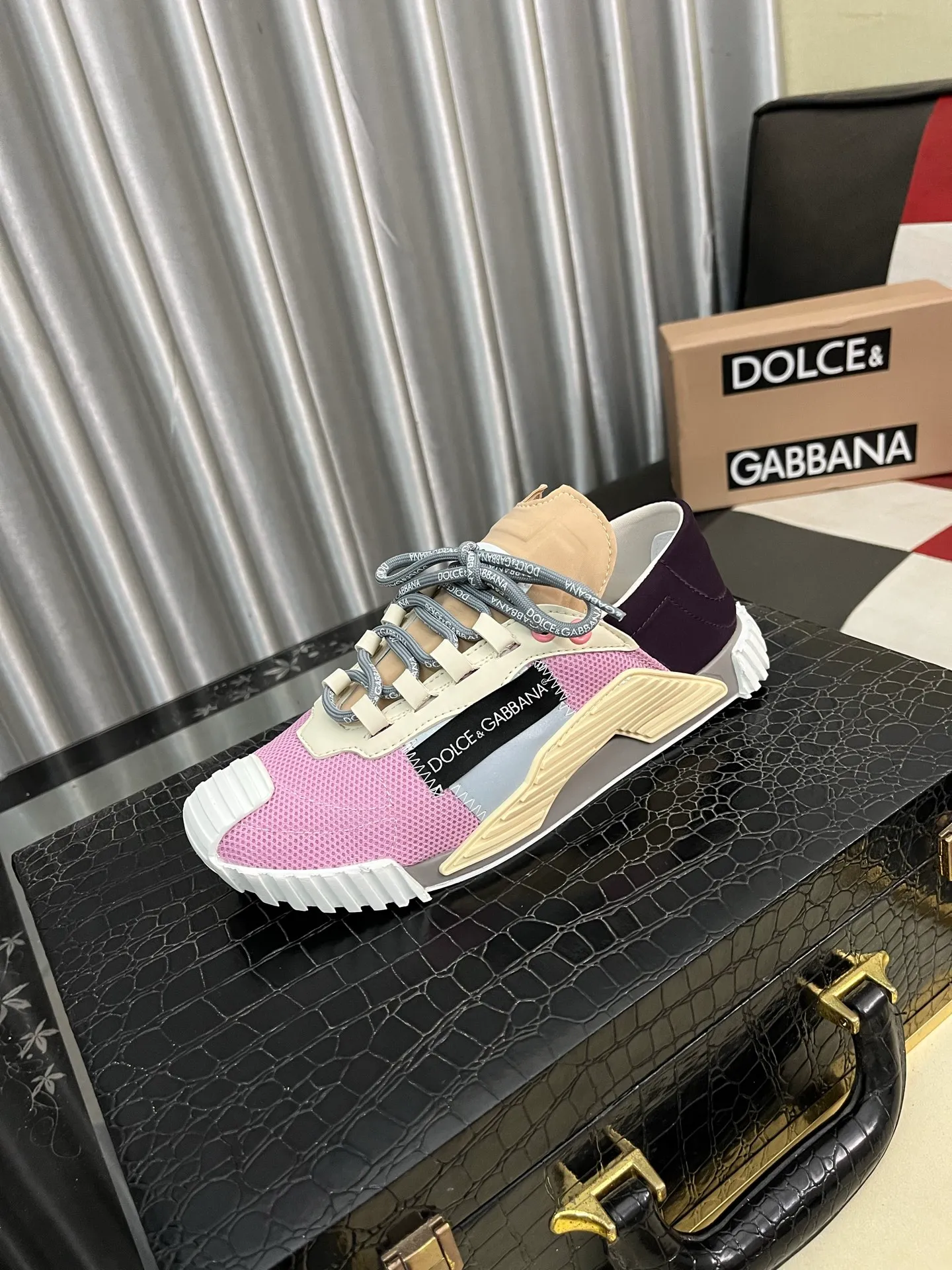 Men's shoes 💰440⌚️⌚️DG's latest popular 🔥🔥casual shoes, the tongue has the brand's iconic details, and the combination of silk cowhide and cow suede enhances the style. Fashionable and versatile, it can complement any look. Create an exquisite design with unique dynamic vitality and modern atmosphere, showing modern elegance. Size: 35-46